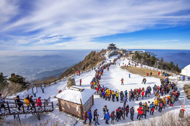 Turistas tirando fotos da bela paisagem e esquiando em Deogyusan,