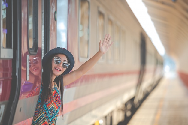 Foto grátis turistas viajam para a estação de trem.