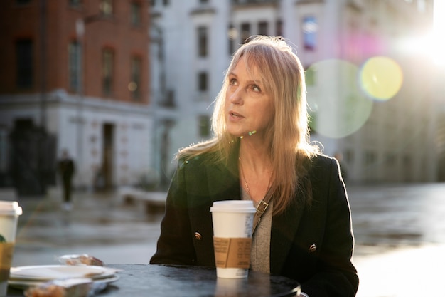 Turistas visitando a cidade e tomando café