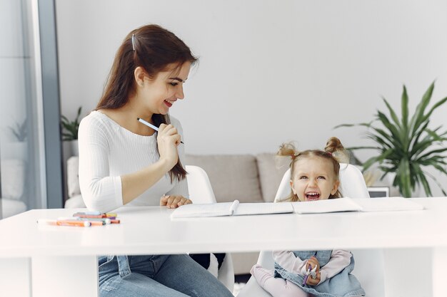 Tutor com litthe menina estudando em casa