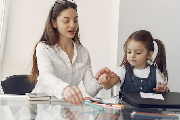 Tutor com litthe menina estudando em casa