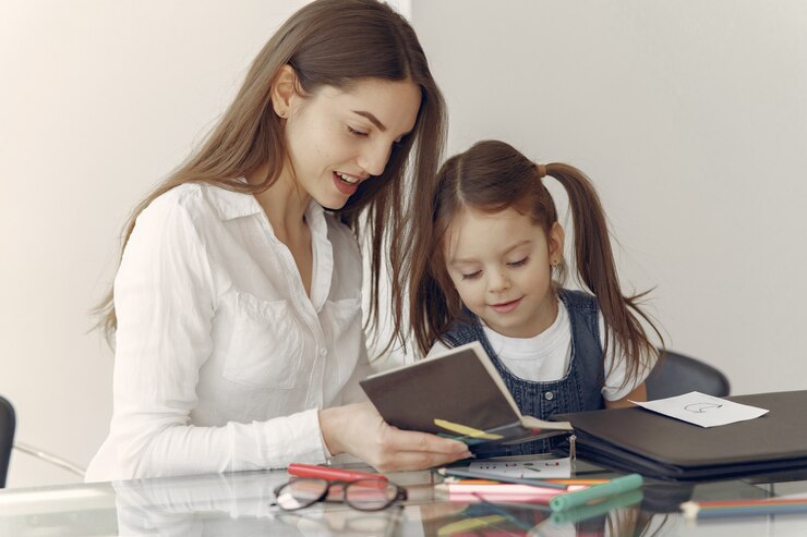 Foto grátis tutor com litthe menina estudando em casa