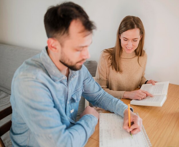 Tutor fêmea que ensina o estudante masculino em casa