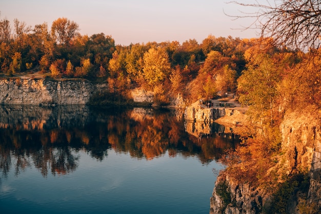 Twardowski Rocks Park, uma antiga mina de pedra inundada, em Cracóvia, Polônia.