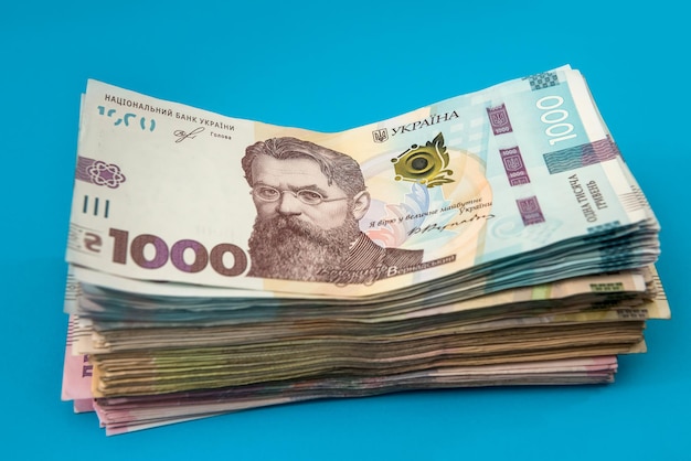 Ucraniano hryvnia dinheiro novas contas 1000 e 500 isoladas em azul. pilha de dinheiro. uah