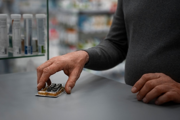 Último homem comprando remédios na farmácia