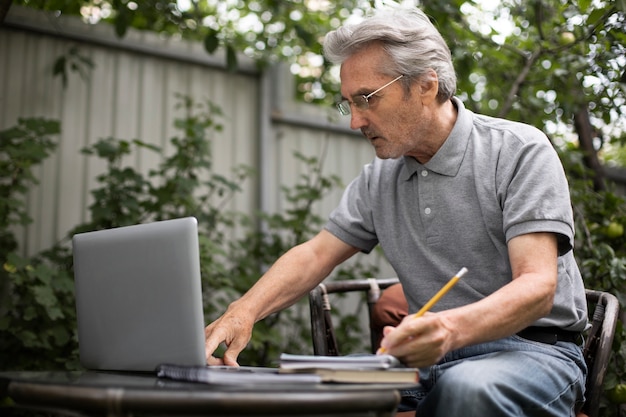 Foto grátis Último homem dando aulas online em um laptop