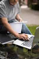Foto grátis Último homem dando aulas online em um laptop