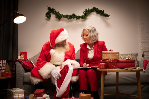 Último homem e mulher se preparando para o Natal