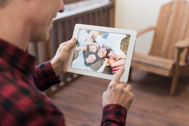 Último homem olhando fotos com seus filhos e netos