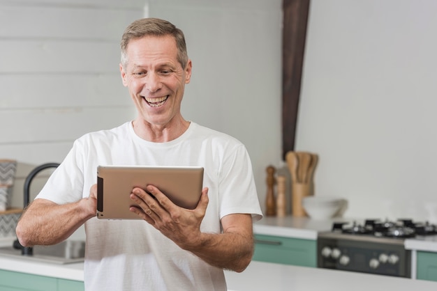 Foto grátis Último homem segurando um tablet