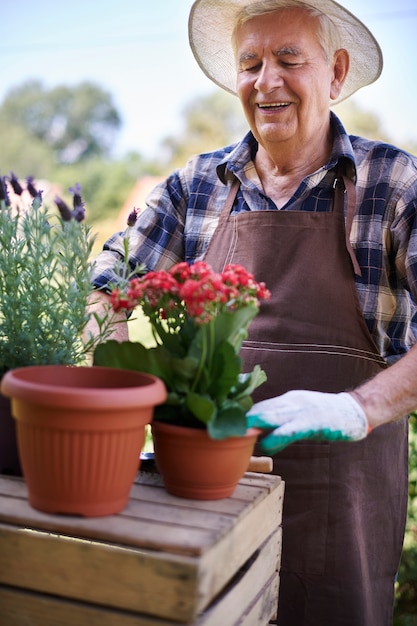 Último homem trabalhando no campo com flores