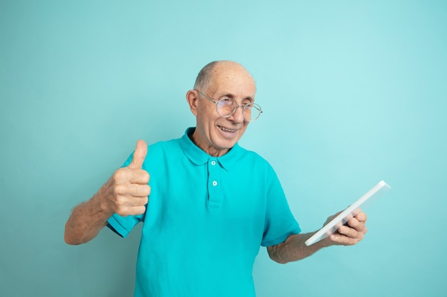 Foto grátis Último homem usando tablet e desistindo