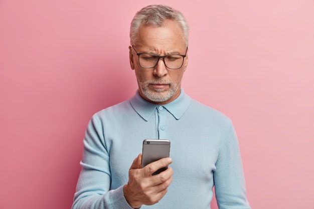 Último homem vestindo camisa azul e óculos da moda