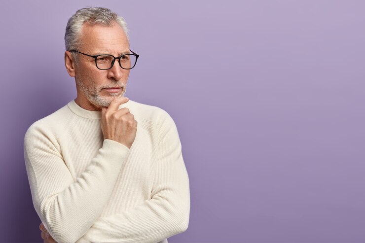Foto grátis último homem vestindo suéter branco e óculos da moda