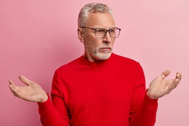 Foto grátis Último homem vestindo suéter vermelho e óculos da moda