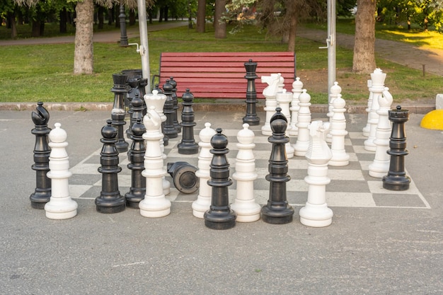 Ulyanovsk, rússia - 25 de julho de 2021: asfalto de estratégia grande parque de quadrados de peças de xadrez. xadrez gigante no asfalto.