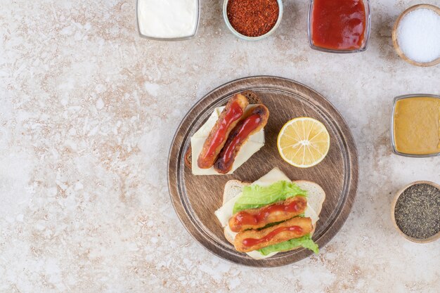 Foto grátis um almoço delicioso servindo com empanadas de peixe e vários temperos e condimentos