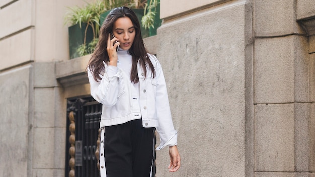 Foto grátis um, atraente, mulher jovem, falando telefone móvel