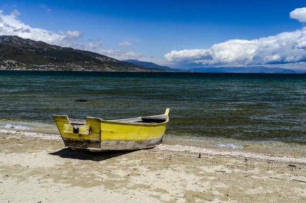 Um barco na margem do Lago Ohrid