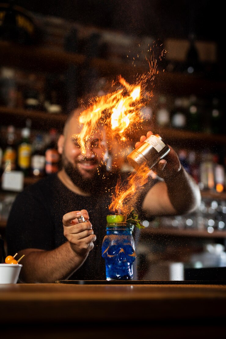 Foto grátis um barman a fazer uma bebida deliciosa.