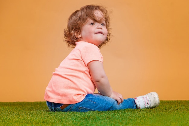 Foto grátis um bebê fofo na laranja