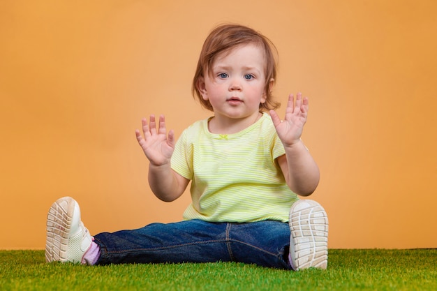 Um bebê fofo na laranja