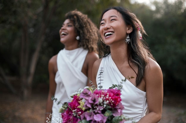 Um belo casal de lésbicas a celebrar o dia do casamento ao ar livre.