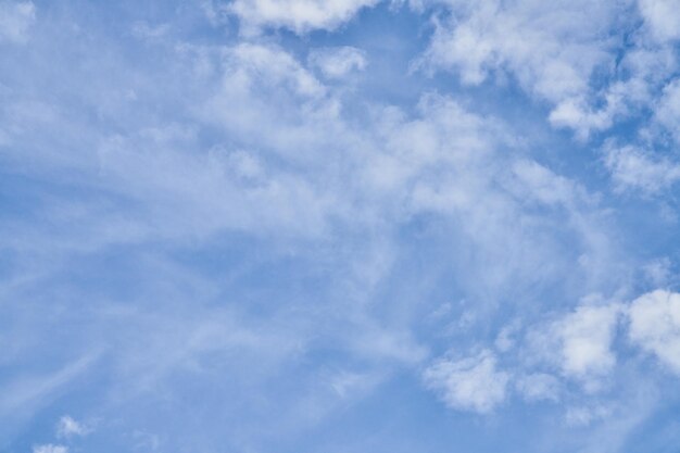 Um belo céu azul com nuvens num dia ensolarado