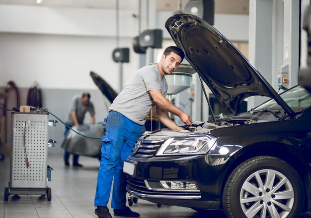 Um benchman consertando o motor de um carro