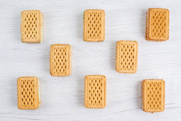 Um biscoito recheado com uma vista superior deliciosa forrado no biscoito de mesa branco