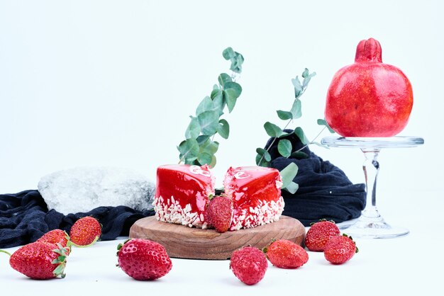 Um bolo vermelho dos namorados com frutas.