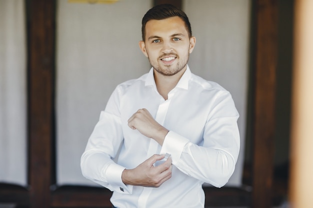 Um, bonito, e, elegante, posição homem, em, um, sala, em, um, camisa branca