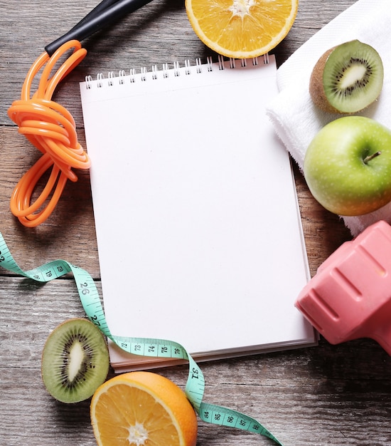 Foto grátis um caderno e alimentos saudáveis à parte