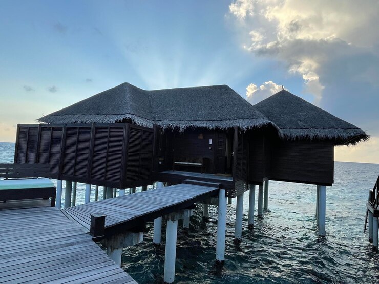 Foto grátis um cais de madeira em um resort de luxo baa atoll maldivas