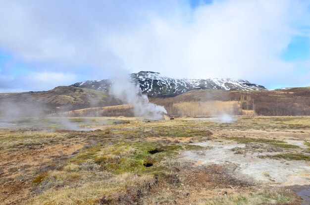 Um campo na Islândia com vista panorâmica dos gêiseres