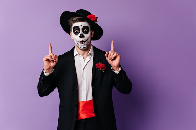 Um cara inspirado com arte facial no estilo mexicano teve uma ótima ideia sobre a festa de Halloween.