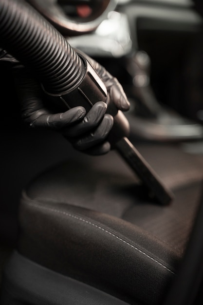 Um carro bonito no serviço de limpeza interior.