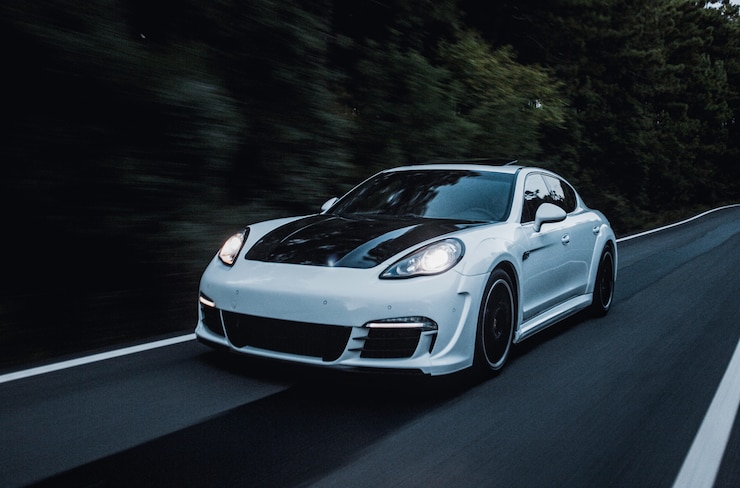 Foto grátis um carro esporte com ajuste automático de preto e branco.