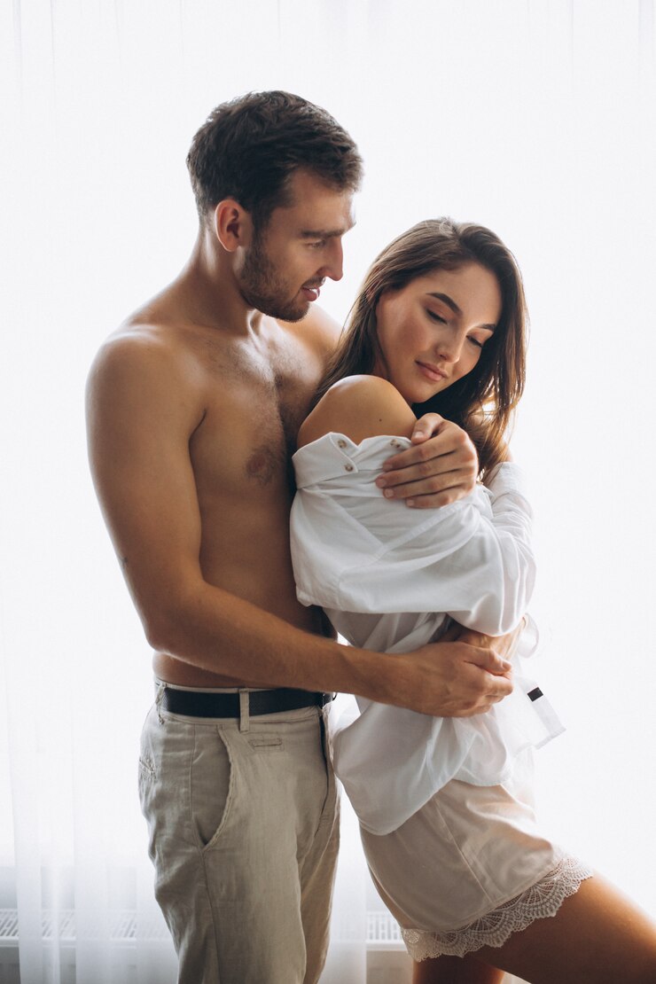 Foto grátis um casal a abraçar-se em casa.