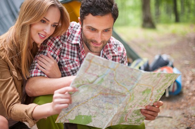 Um casal a acampar na floresta.