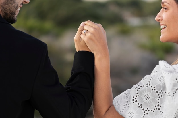 Um casal a celebrar o noivado juntos.