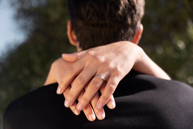 Um casal a celebrar o noivado juntos.