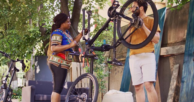 Um casal a examinar uma bicicleta em busca de danos