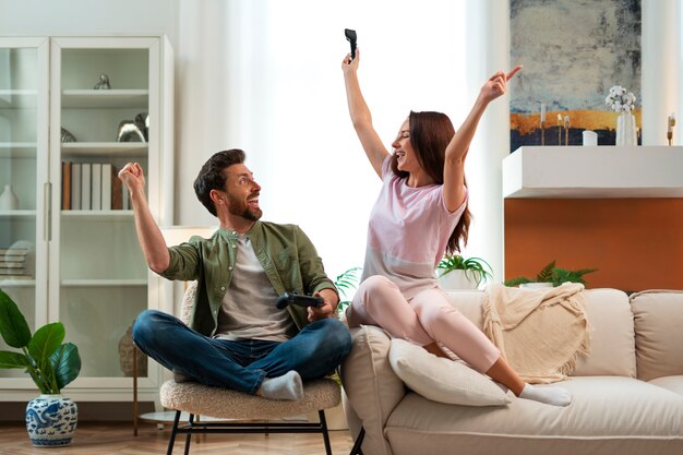 Um casal a jogar um videogame.