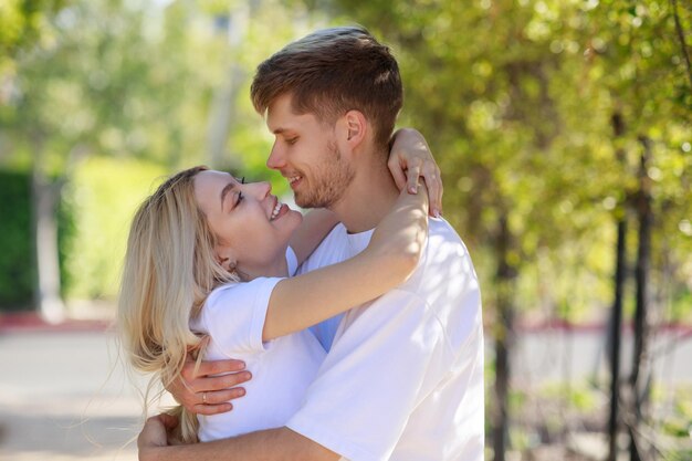 Um casal abraçando e olhando para seus rostos