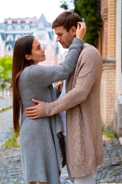 Um casal adorável na rua.