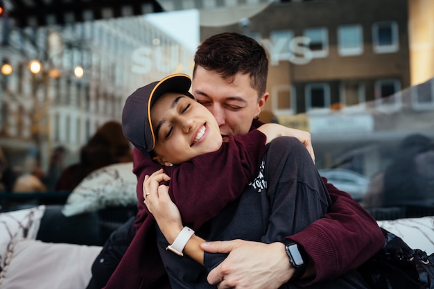 Um casal apaixonado. cara e uma garota estão se abraçando a uma mesa em um café ao ar livre.