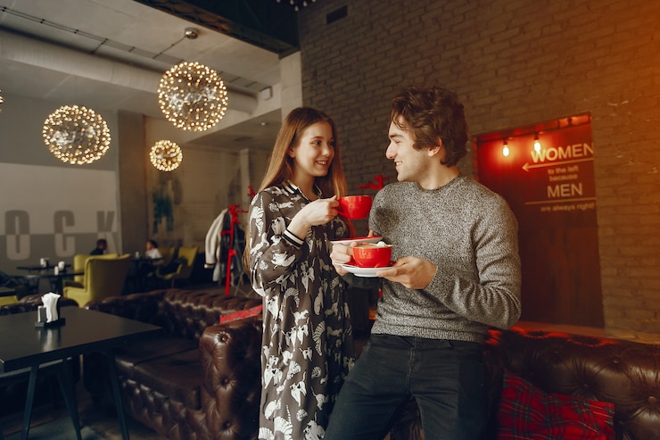 Foto grátis um casal bonito a passar tempo num café.