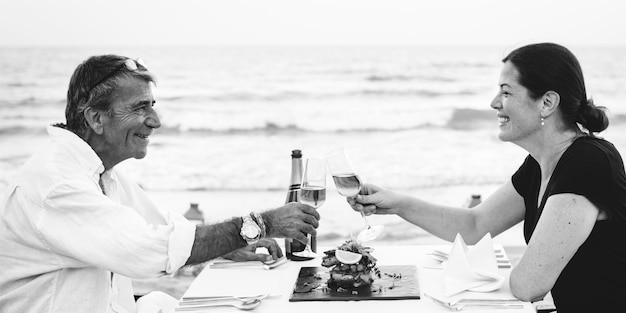 Um casal brindando na praia